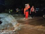 Basarnas Distribusikan Bantuan Untuk Korban Banjir di Soppeng