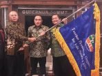 Dua Bupati, Sergai dan Samosir Serahkan Bendera TPO ke Gubernur Sumatera Utara