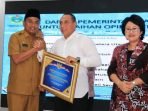 Wabub Serdang Bedagai Terima Penghargaan Kementerian Keuangan RI
