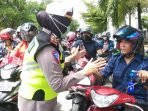 Sambil Operasi, Polantas Polrestabes Makassar Bagikan APD Gratis