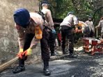 Rumah Warga Ludes Dilalap Api, Sat Brimob Gerak Cepat Bersihkan Puing – Puing Kebakaran