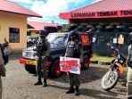 Patroli Brimob Bone Bagikan Masker Gratis Untuk Warga