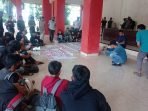 Terima Aspirasi Mahasiswa Soal Perbaikan Jalan, Ketua DPRD Duduk Melantai