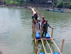 Warga Dibantu TNI Bangun Jembatan Darurat di Polewali