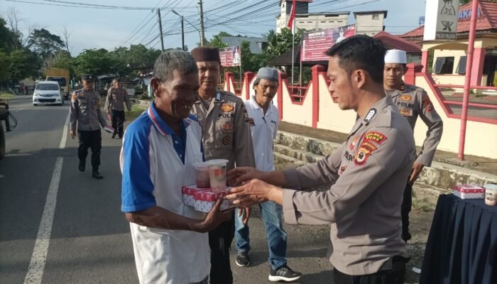 Jelang Buka Puasa, Polsek Palakka Bagi-bagi Takjil