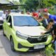 Tuai Pujian, Bupati Bone Bantu Evakuasi Mobil yang Terperosok ke Selokan