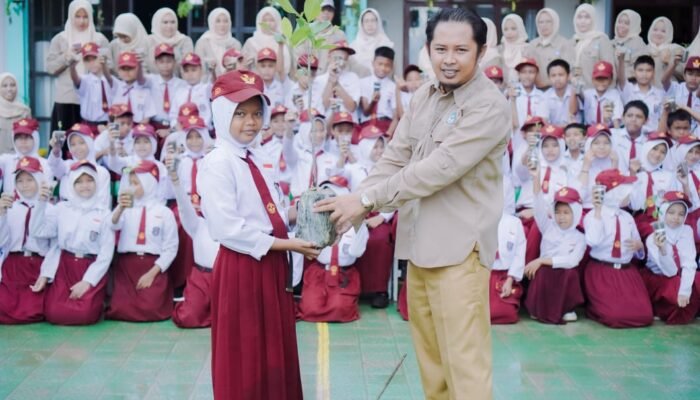 Kelulusan SD Inpres 12/79 Macanang Diumumkan, Diwarnai Penyerahan Bibit dan Pelepasan Balon