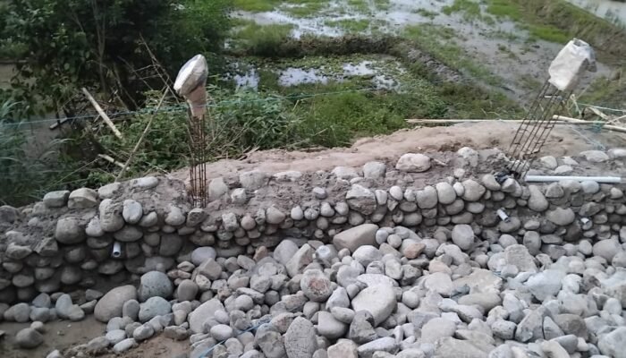 Warga Sorot Proyek Talud Penghubung Tiga Desa