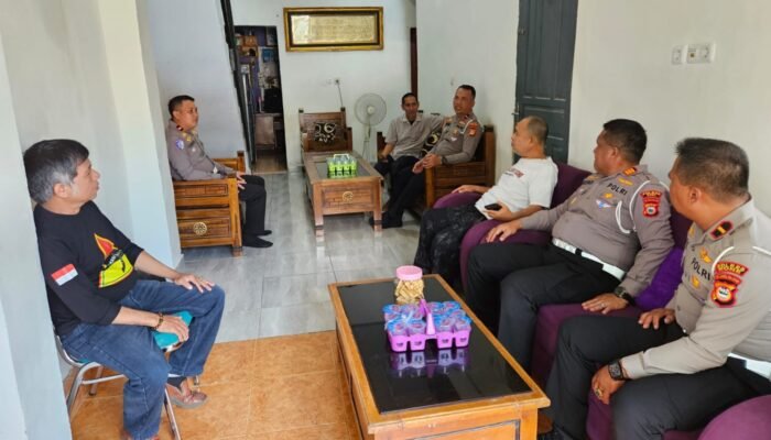 Empati di Tengah Tugas, Kasat Lantas Jenguk Jurnalis yang Sedang Sakit