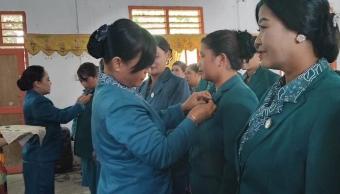 Adel Palulun Lantik Pengurus PKK Kecamatan Bambang, Tiga Desa Absen