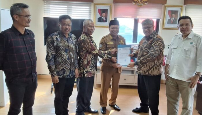 Berkat Lobi Bupati, Mamasa Terima Bantuan Mesin Pengolah Sampah