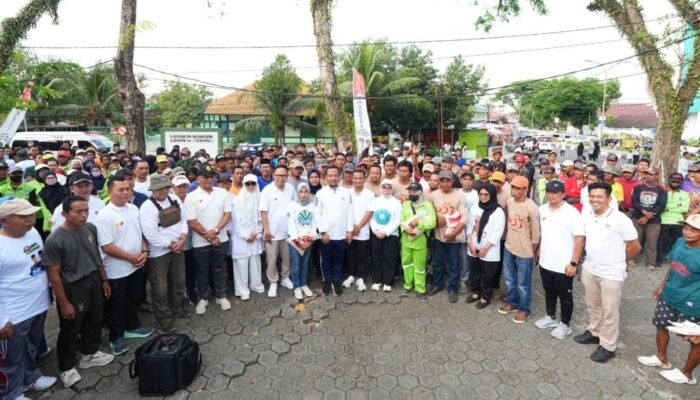 Gubernur Sulsel Serahkan Sembako, Bone Dipuji Makin Bersih