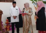 Hadiri Maulid, Hj Andi Syamsiar Halid Bagikan Bantuan dan Paket Umrah untuk Guru