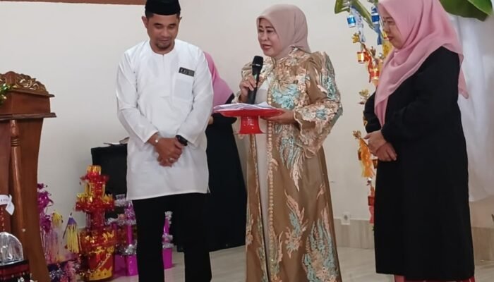 Hadiri Maulid, Hj Andi Syamsiar Halid Bagikan Bantuan dan Paket Umrah untuk Guru