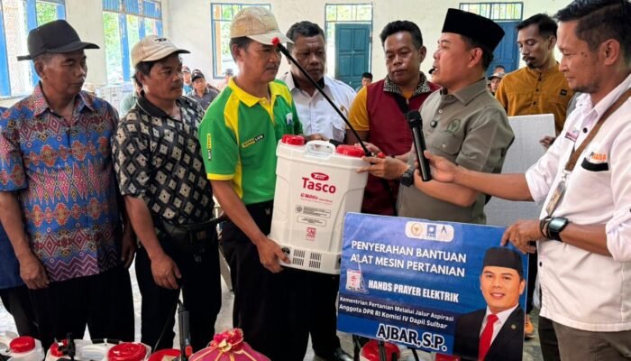 Ajbar Serahkan Puluhan Hand Sprayer Elektrik untuk Petani Mamasa