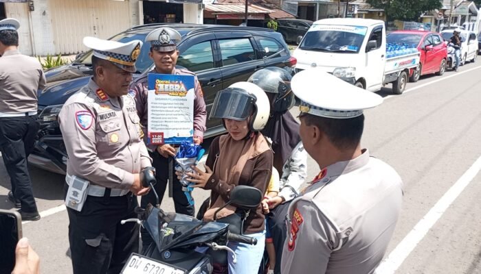 Satlantas Polres Bone Bagi Payung Gratis untuk Pengendara Tertib di Operasi Zebra