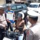 Satlantas Polres Bone Bagi Payung Gratis untuk Pengendara Tertib di Operasi Zebra