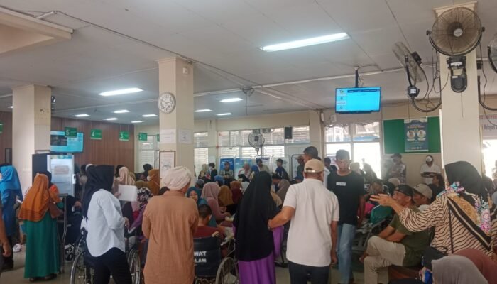 Antrean Mengular di RSUD Tenriawaru, Pasien Menunggu Berjam-jam Demi Layanan Menit