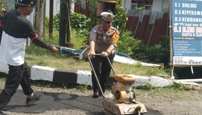 Bone Siaga Nataru: Jalan Rusak Ditambal, Pengendara Diminta Tetap Hati-hati