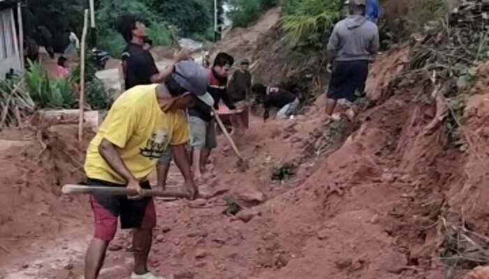 Longsor Tutup Akses Gereja, Warga Bambang Bergotong Royong Buka Jalan