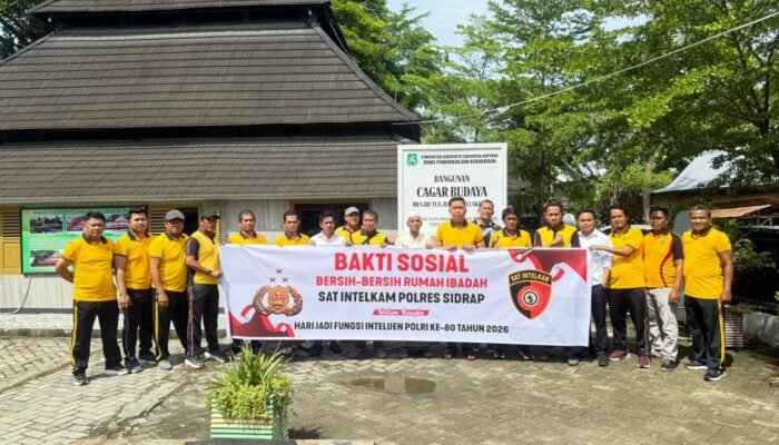 Intelkam Polres Sidrap Bersihkan Masjid dan Sambangi Purnawirawan