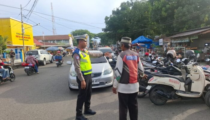 Cegah Macet di Pasar Pagi, Polisi “Sentil” Tukang Parkir