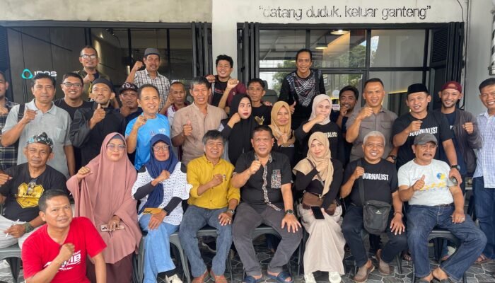 Sambil Ngopi, Kasat Lantas Bone Diskusi Keselamatan Lalu Lintas Bersama Jurnalis