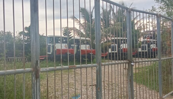 Belum Tersalur, Empat Alsintan Bantuan Terkunci Dekat DPRD Bone