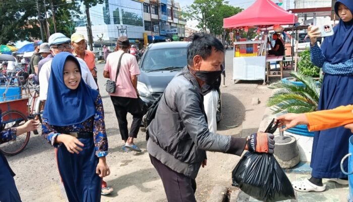Berbagi di Bulan Suci, SMPN 5 Tanamkan Nilai Empati