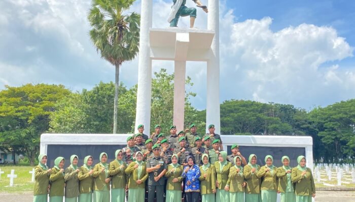 Personel Denbekang Ziarah TMP dan Anjangsana Panti Asuhan di HUT ke-77 Bekangad
