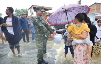 Hujan Intens Landa Bone, Bupati Terobos Banjir Kuatkan Warganya