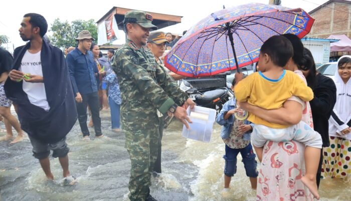 Hujan Intens Landa Bone, Bupati Terobos Banjir Kuatkan Warganya