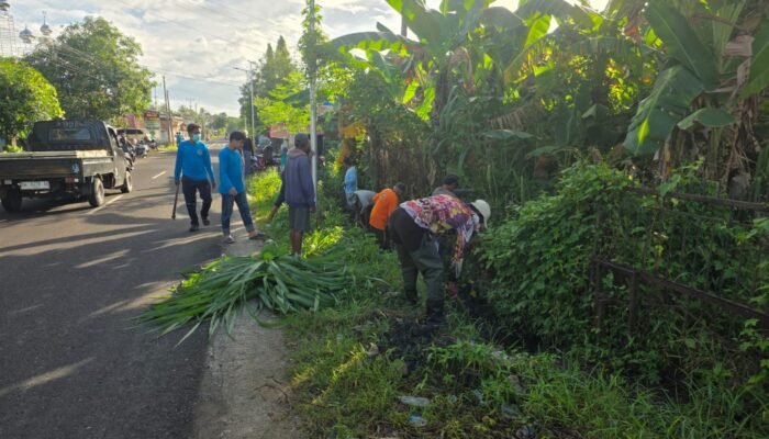 SPPG dan Warga Gotong Royong Bersihkan Saluran