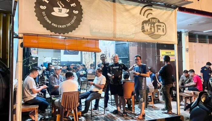 Dari Meja Makan ke Meja Domino, Cara Cafe Triple F Eratkan Tali Persaudaraan