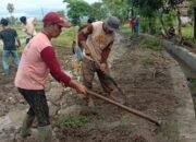 Warga Bersihkan “Warisan” Proyek WIKA, Jalan Rusak dan Pipa Air Tak Kunjung Dibenahi