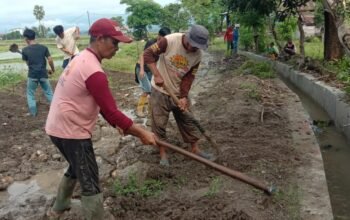 Warga Bersihkan “Warisan” Proyek WIKA, Jalan Rusak dan Pipa Air Tak Kunjung Dibenahi