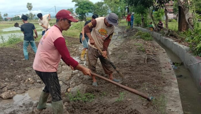 Warga Bersihkan “Warisan” Proyek WIKA, Jalan Rusak dan Pipa Air Tak Kunjung Dibenahi