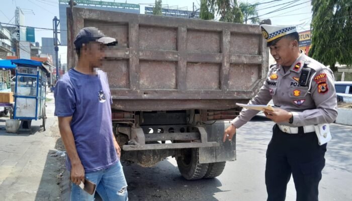 Satlantas Polres Bone Tindak Truk Tanpa Pelat Nomor Belakang